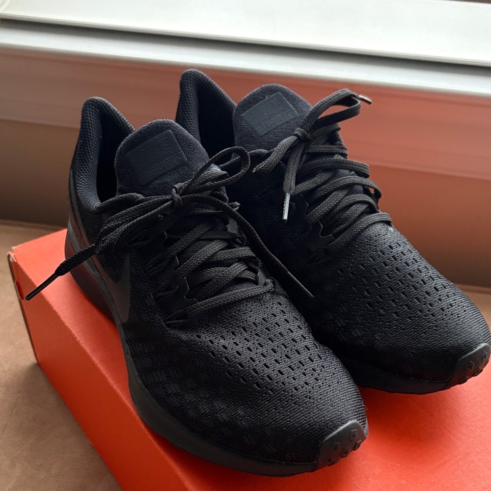 Nike Women’s Black Mesh Sneakers